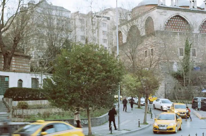 Şehir caddesinde sarı taksiler